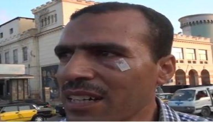ضابط شرطة سكندري يسدد لكماته الى وجه مواطن  (متلفز)