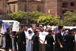 الرئيس  يؤدى صلاة الجمعه فى الفيوم وزحام شديد أمام مسجد ناصر