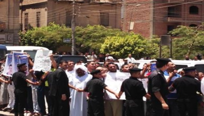 الرئيس  يؤدى صلاة الجمعه فى الفيوم وزحام شديد أمام مسجد ناصر