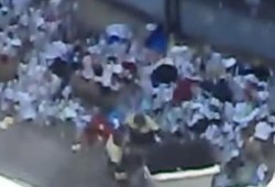 (لمصلحة من): زبالين يلقون القمامة بالاسكندرية بعد تنظيفها لإفشال حملة وطن نظيف (متلفز)