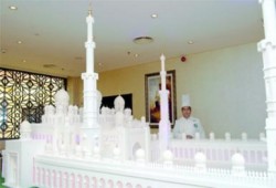 شاب غير مسلم يصنع مجسم ضخم لمسجد الشيخ زايد بالإمارات