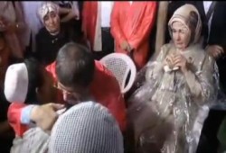 وزير الخارجيه التركى وزوجة أردوغان يبكيان أثناء زيارتهما لمسلمى بورما (متلفز)