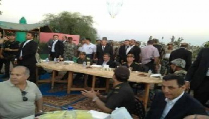 الرئيس يتناول طعام الإفطار مع الجنود فى المناطق الحدودية من سيناء