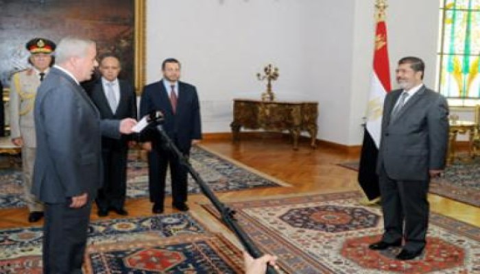 وزير الدولة للانتاج الحربي يؤدي اليمين الدستورية أمام مرسي