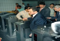 رئيس الوزراء يقوم بزيارة مفاجئة لمترو الإنفاق ويتواجد وسط الركاب