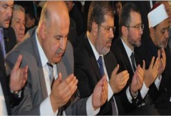 الرئيس ونائبه يصليان العيد بمسجد عمرو بن العاص (صور)