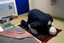 سجين مسلم يرفع دعوى قضائية ضد منعه من الصلاة