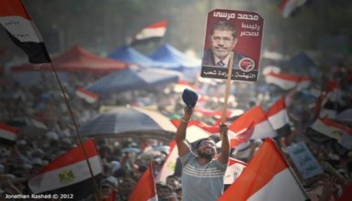 دعوات على مواقع التواصل الإجتماعي لاستقبال شعبي للرئيس مرسي في مطار القاهرة