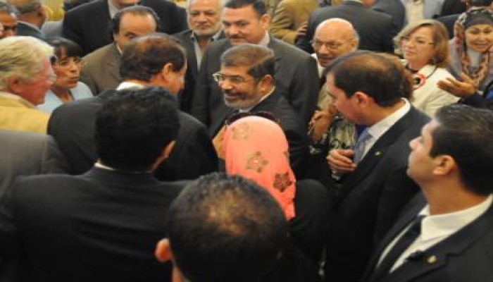 لقاء السيد الرئيس بـ 90 من مختلف أجيال الكتاب والمثقفين والفنانين (صور)