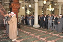 الرئيس يؤدى صلاة الجمعة بمسجد السيدة زينب.. والمصلون يستقبلونه بحفاوة بالغة