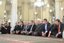 الرئيس يؤدى صلاة الجمعه بمسجد السيده زينب (صور)