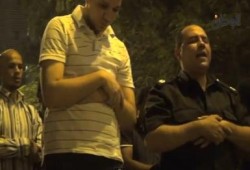ضابط يؤم المتظاهرين حول السفارة الأمريكية في الصلاة عند توقف الاشتباكات (متلفز)