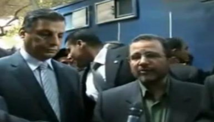 تفقد السيد رئيس مجلس الوزراء لقوات الشرطة أمام السفاره الأمريكيه (متلفز)