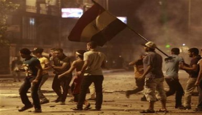 الأمن يخلي التحرير من المحتجين ويفتح الميدان أمام سيرالسيارات