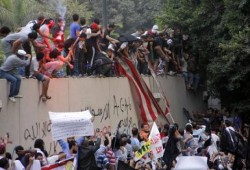 رئيس الوزراء: متظاهرون تلقوا أموالا للاحتجاج أمام السفارة الأمريكية بالقاهرة
