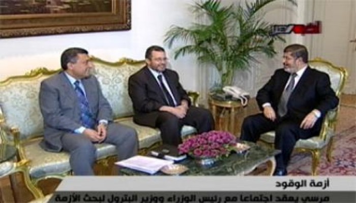 الرئيس يستعرض مع قنديل ووزير البترول حلول أزمة السولار والبنزين