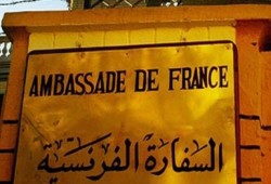 فرنسا تغلق سفاراتها في 20 دولة بالمنطقة يوم الجمعة بعد نشر رسوم مسيئة بصحيفة فرنسية
