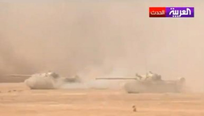 الجيش المصري يجري مناورات في منطقة الصحراء الغربية (متلفز)