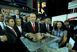 أردوغان يفوز برئاسة الحزب الحاكم باكتساح