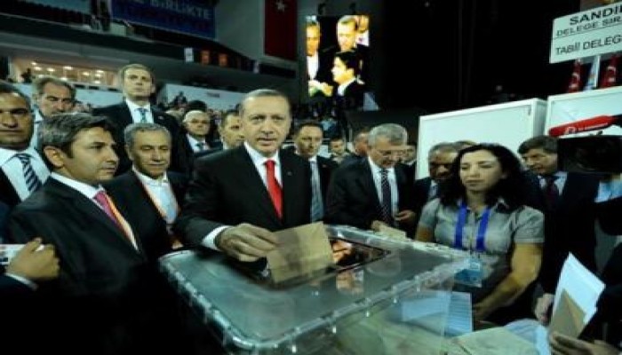 أردوغان يفوز برئاسة الحزب الحاكم باكتساح