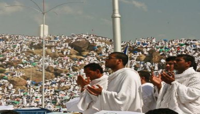 أولى رحلات الحج تغادر مطار القاهرة متجهة إلى المدينة المنورة