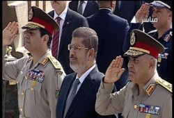 الرئيس مرسي يضع الزهور على قبر "الجندي المجهول" ويقرأ الفاتحة على أرواح الشهداء