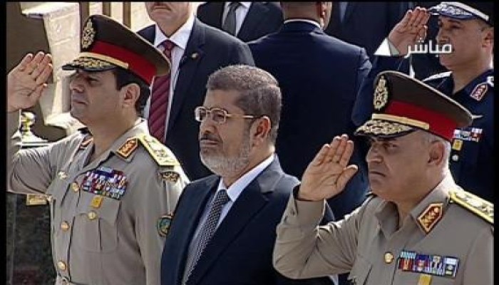 الرئيس مرسي يضع الزهور على قبر "الجندي المجهول" ويقرأ الفاتحة على أرواح الشهداء