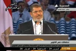الجماهير تهتف وراء الرئيس مرسي:  "ثوار احرار، هنكمل المشوار" (متلفز)