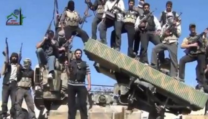 الجيش السوري الحر يغنم راجمات صواريخ ودبابات وعتاد وذخيرة من كتائب الأسد (متلفز)