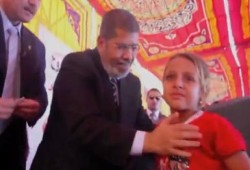 طفلة بمرسى مطروح تصر على إيصال رسالتها للرئيس وتنادي "يا عمو مرسي" (متلفز)