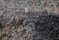 4 مليون حاج يقفون على جبل عرفات