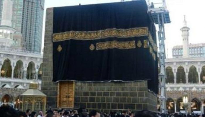 الكعبة المشرفة تلبس كسوتها الجديدة