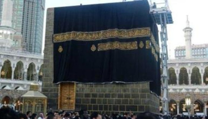 الكعبة المشرفة تلبس كسوتها الجديدة