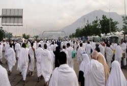حجاج بيت الله يتوجهون إلي مني لرمي جمرة العقبة