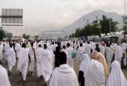 حجاج بيت الله يتوجهون إلي مني لرمي جمرة العقبة