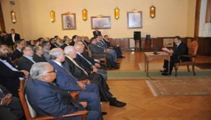 الرئيس يستقبل مجموعة من الرموز الوطنية للتوصل إلى توافق