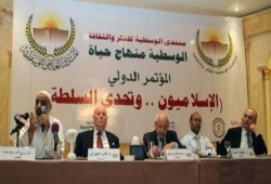 استشهاد البنا تبكي في مؤتمر الإسلاميون وتحدي السلطة وتؤكد مرجعيتنا الكتاب والسنة