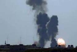 غارة صهيونية علي غزة وحماس ترد بصواريخ وقذائف