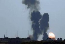 غارة صهيونية علي غزة وحماس ترد بصواريخ وقذائف