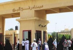 الفلسطينيون يعودون إلي غزة وقت الأزمة