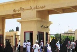الفلسطينيون يعودون إلي غزة وقت الأزمة