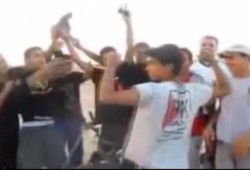 شباب غزة يلعبون ويمروحون بجوار مواقع قصف الطيران الصهيوني (متلفز)