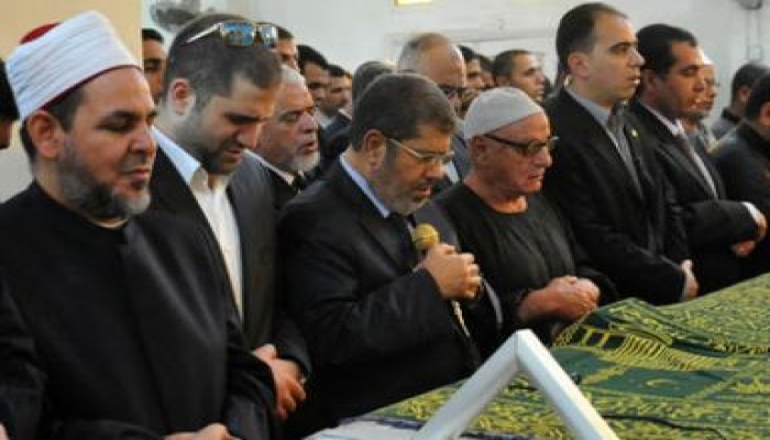 السيد الرئيس يصلي صلاة الجنازة علي شقيقته ويتلقي العزاء من الأهالي (صور)
