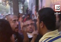 متظاهرون يعترضون على رفع الأذان بشارع محمد محمود (متلفز)