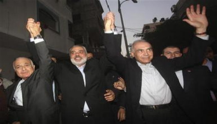 نبيل العربى ومحمد كامل عمرو مع اسماعيل هنية فى زيارة غزة (صور)