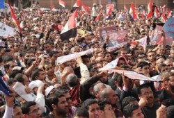 عشرات الآلاف يتظاهرون أمام قصر الاتحادية تأييدا لقرارات الرئيس (صور)