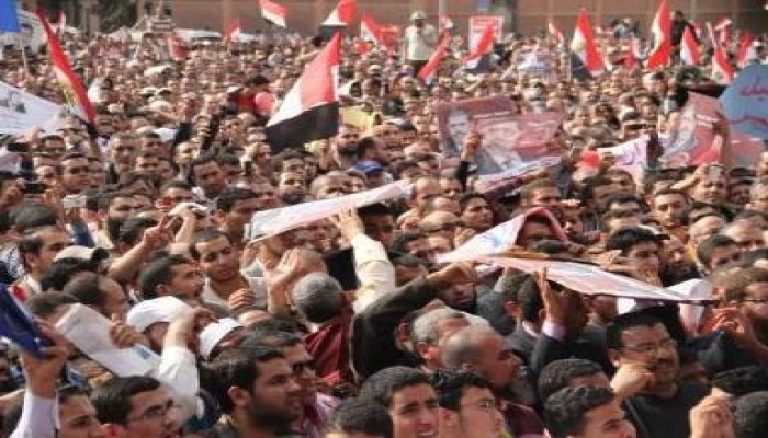عشرات الآلاف يتظاهرون أمام قصر الاتحادية تأييدا لقرارات الرئيس (صور)