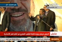 خطاب الرئيس مرسي لحشود المتظاهرين أمام قصر الاتحادية (بث مباشر)
