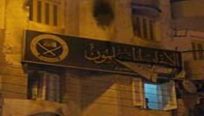 هجوم البلطجية على اخوان المحلة بعد اقتحام وحرق مقر الاخوان المسلمين (متلفز)