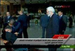 الرئيس مرسي يقبل رأس"إكرامي سعد" ممثل مصابي الثورة في الجمعية التأسيسية (متلفز)